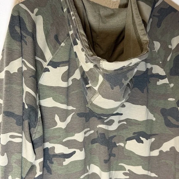 Camouflage Hoodie - Tee with front pocket - Picture 7 of 16